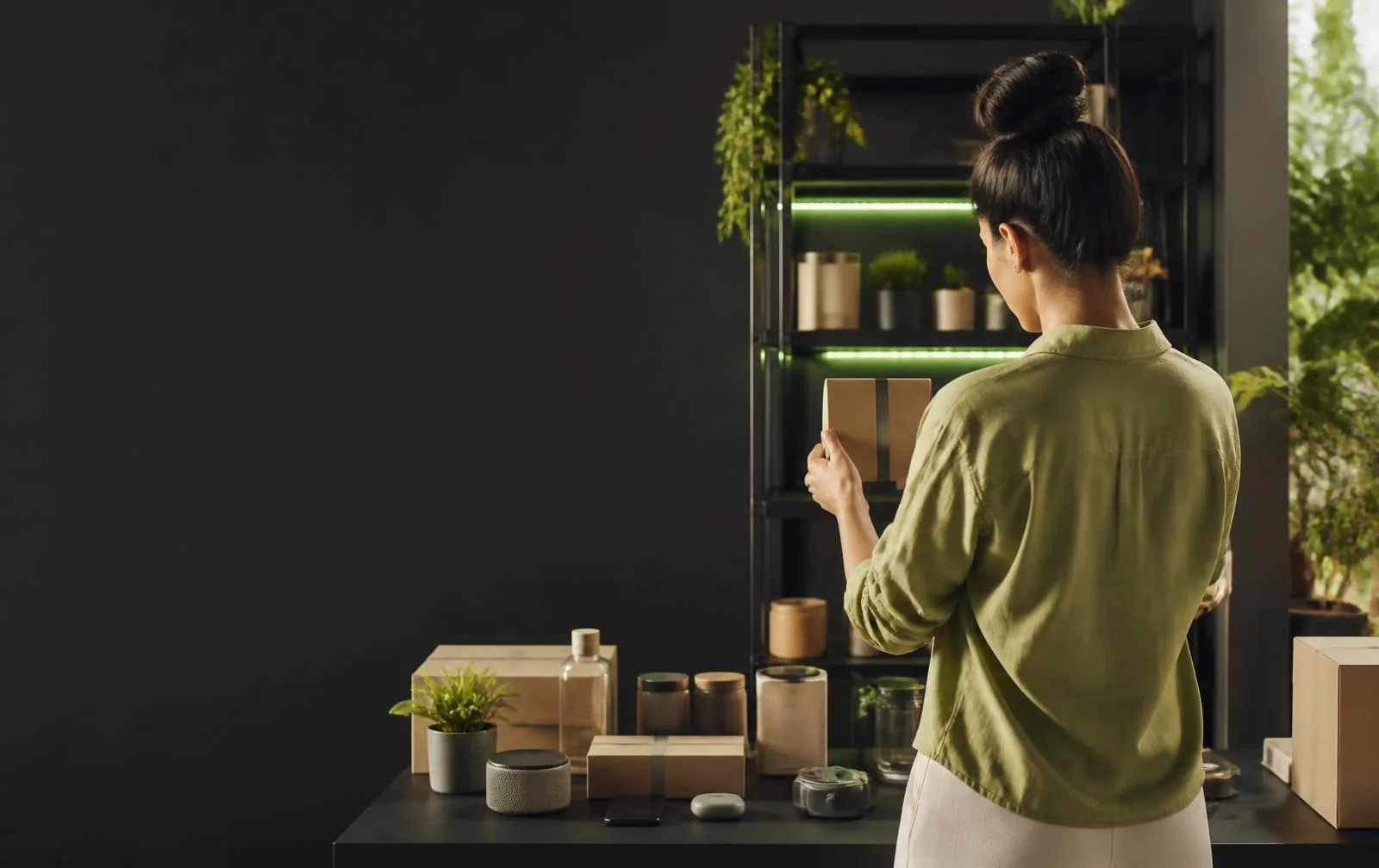 Empreendedora organizando produtos para venda online